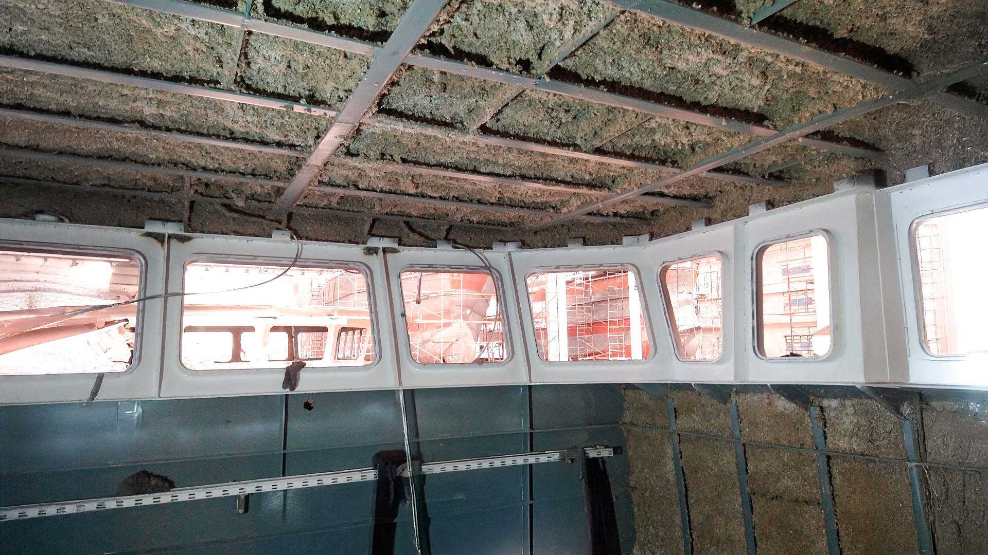 Cabina de barco con celulosa proyectada como aislamiento térmico y acústico.