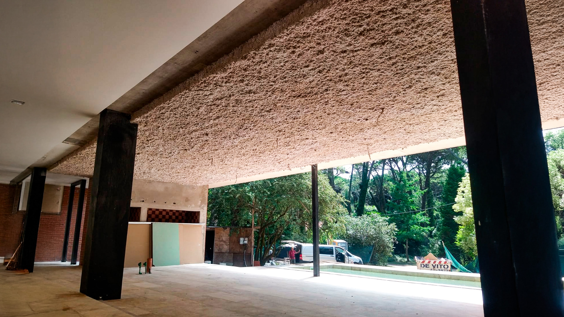 Quincho con techo de madera y celulosa proyectada como aislamiento térmico y acústico.