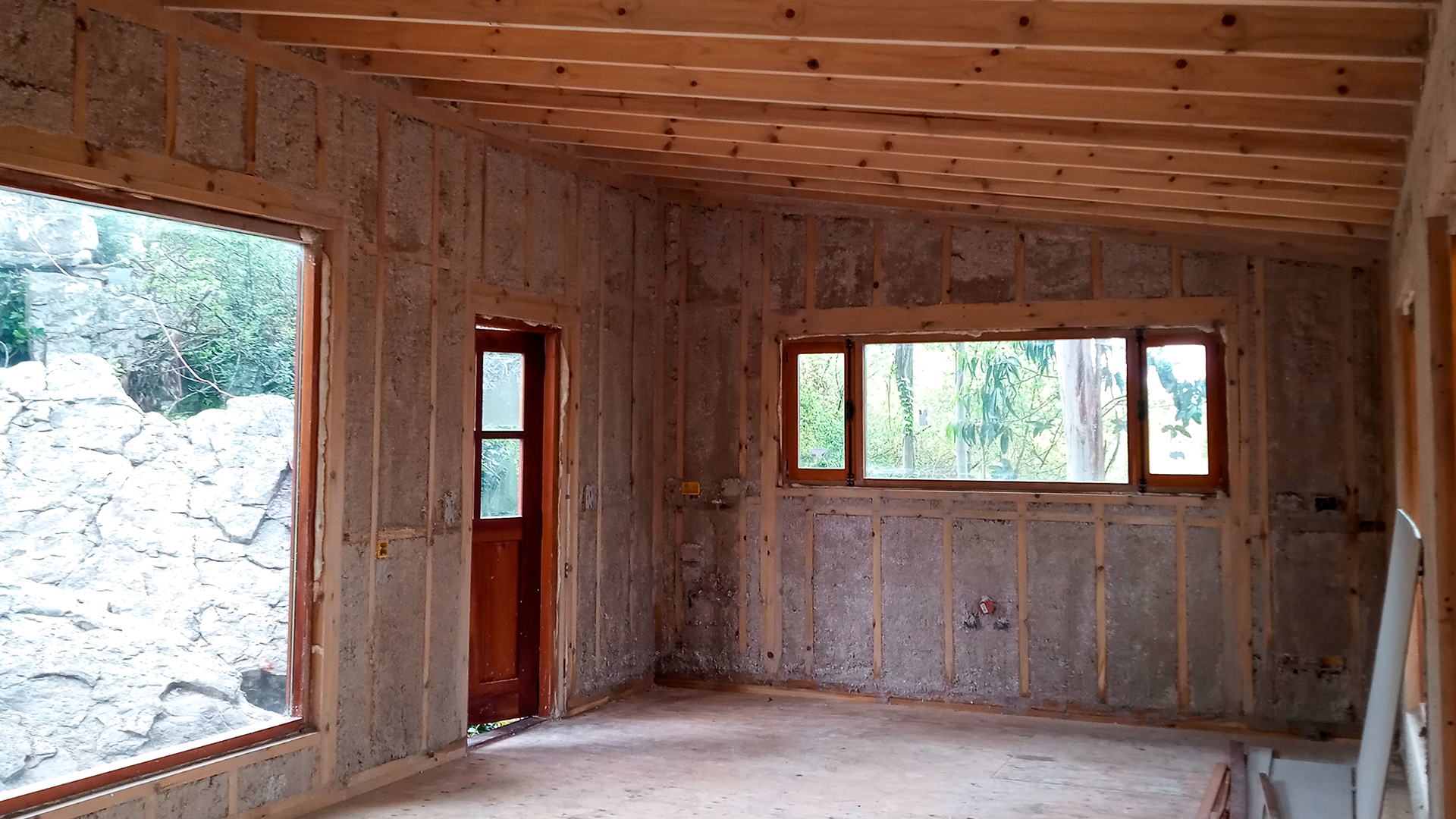Cabaña en wood framing con celulosa proyectada como aislamiento térmico y acústico.
