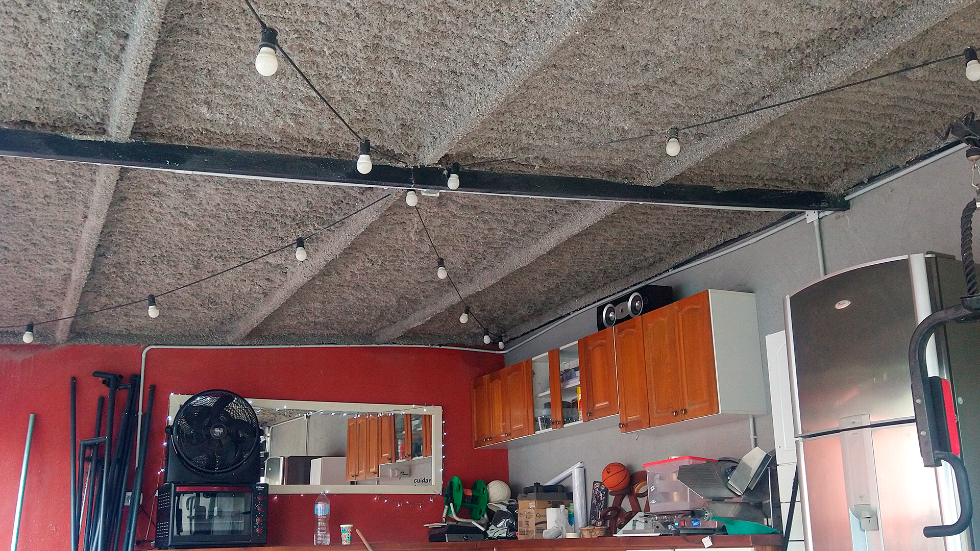 Techo de vivienda familiar con celulosa proyectada como aislamiento térmico y acústico.